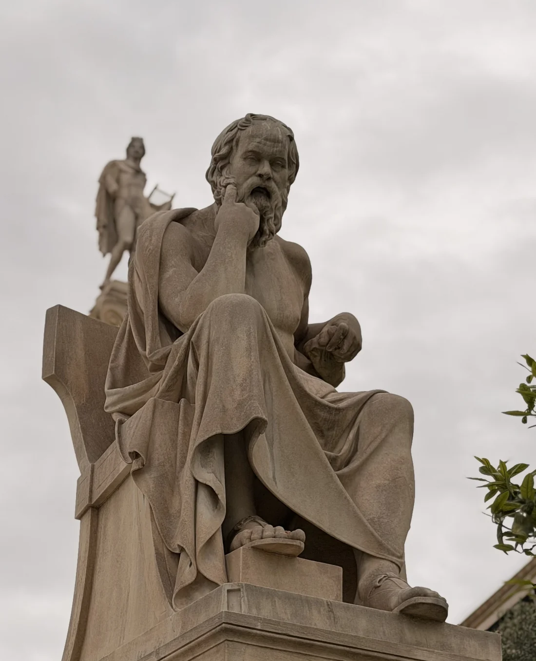 Estatua de Sócrates ante la Academia de Atenas, con la mano en el mentón